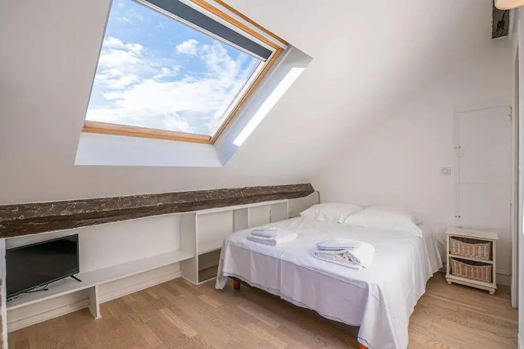 Amazing Location Only 3 Minutes From Luxembourg Gargens contacts